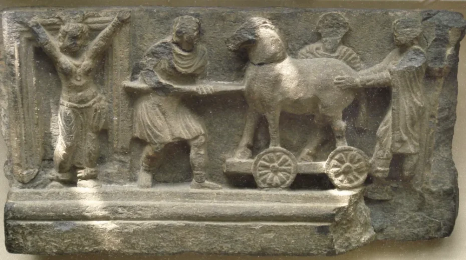 Ein griechisch-buddhistisches Steinrelief, das das Trojanische Pferd darstellt. Bildquelle: Public Domain über Wikimedia Commons.