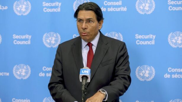 Danny Danon, Israels Botschafter bei den Vereinten Nationen, bei einer Pressekonferenz im UN-Hauptquartier in New York City am 28. Juli 2026. Bildnachweis: EPA/SARAH YENESEL