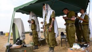 Soldaten der israelischen Streitkräfte beten zum Gott Israels, bevor sie in den Gazastreifen in den Kampf ziehen. Foto: Mendy Hechtman/FLASH90
