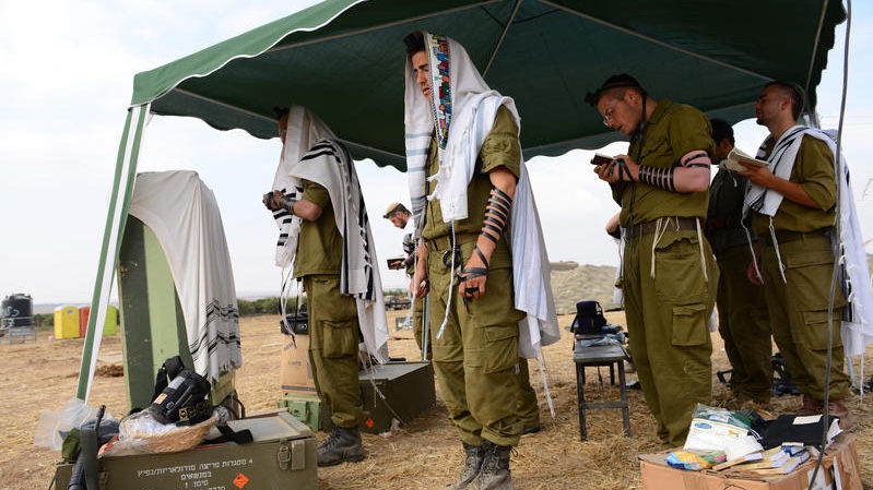 Soldaten der israelischen Streitkräfte beten zum Gott Israels, bevor sie in den Gazastreifen in den Kampf ziehen. Foto: Mendy Hechtman/FLASH90