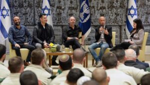 Die Stars der israelischen Fernsehserie „Fauda“ sprechen mit Journalisten in der Präsidentenresidenz in Jerusalem. Foto: Mark Neyman/GPO