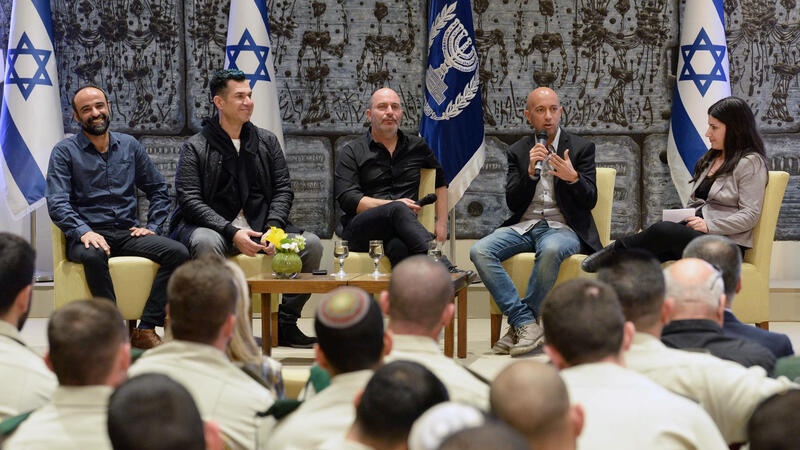 Die Stars der israelischen Fernsehserie „Fauda“ sprechen mit Journalisten in der Präsidentenresidenz in Jerusalem. Foto: Mark Neyman/GPO