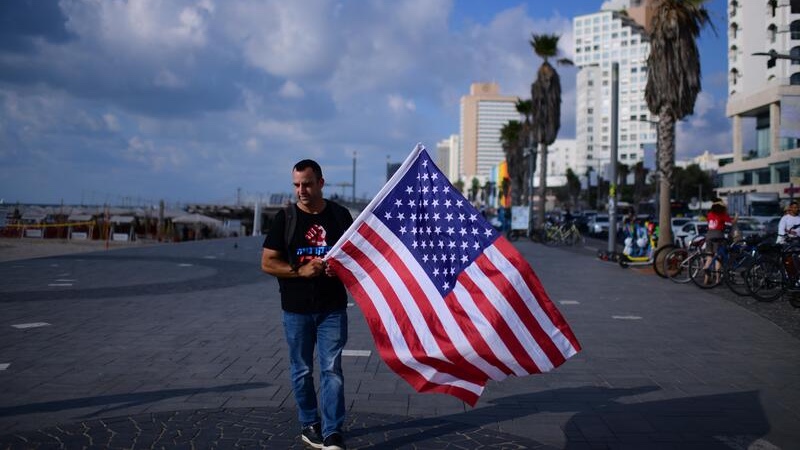 Ein Israeli mit amerikanischer Flagge auf der Promenade in Tel Aviv. Foto: Tomer Neuberg/FLASH90