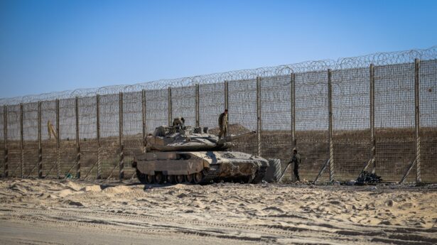 Israelische Soldaten in der Nähe des Grenzzauns zum Gazastreifen im Süden Israels. Foto: Tsafrir Abayov/Flash90