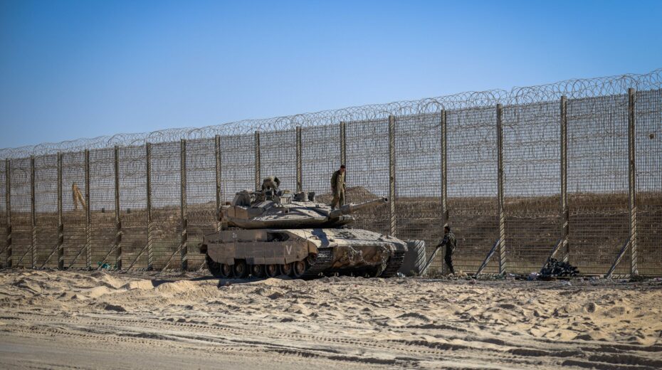 Israelische Soldaten in der Nähe des Grenzzauns zum Gazastreifen im Süden Israels. Foto: Tsafrir Abayov/Flash90