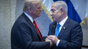 US-Präsident Donald Trump mit dem israelischen Ministerpräsidenten Benjamin Netanjahu während einer Sondersitzung zu Ehren von Präsident Trump in der Knesset, dem israelischen Parlament in Jerusalem, am 13. Oktober 2025. Foto: Yonatan Sindel/Flash90