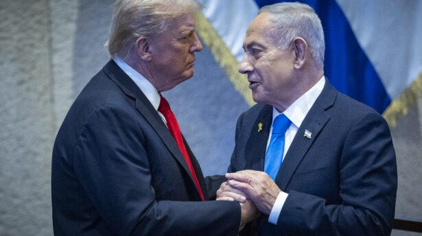 US-Präsident Donald Trump mit dem israelischen Ministerpräsidenten Benjamin Netanjahu während einer Sondersitzung zu Ehren von Präsident Trump in der Knesset, dem israelischen Parlament in Jerusalem, am 13. Oktober 2025. Foto: Yonatan Sindel/Flash90