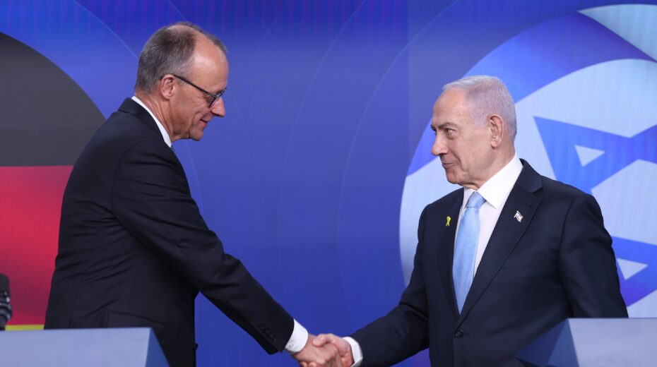 Bundeskanzler Friedrich Merz hält am 7. Dezember 2025 in Jerusalem eine gemeinsame Pressekonferenz mit dem israelischen Ministerpräsidenten Benjamin Netanjahu ab. Foto: Alex Kolomoisky/POOL
