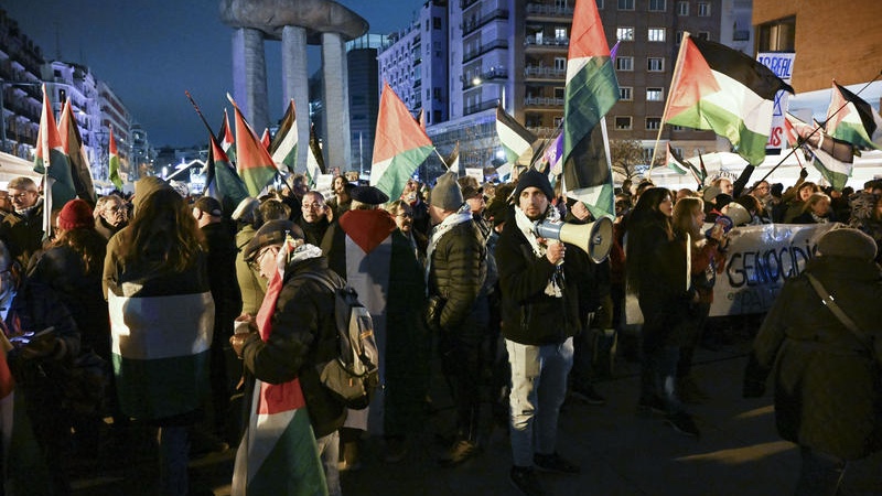 Pro-palästinensische Demonstranten protestieren am 8. Januar 2026 vor der Movistar Arena in Madrid, Spanien, anlässlich des EuroLeague-Basketballspiels zwischen Maccabi Tel Aviv und Real Madrid. Foto: Flash90