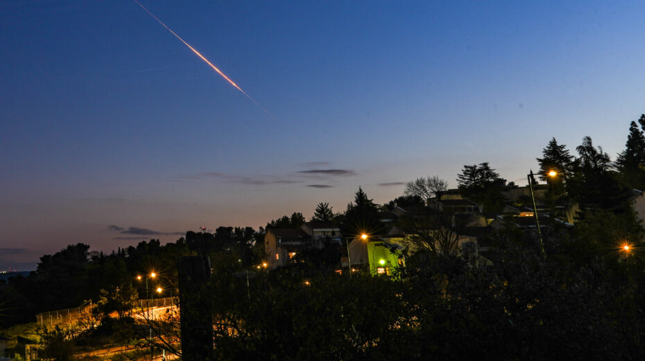 Am 28. Februar 2026 werden vom Iran abgefeuerte ballistische Raketen über Galiläa vom israelischen Luftabwehrsystem abgefangen. Foto: Ayal Margolin/Flash90