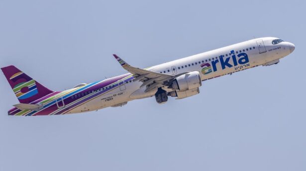 Ein Flugzeug der Arkia Airlines hebt am 4. August 2026 vom internationalen Flughafen Ben Gurion außerhalb von Tel Aviv ab. Foto: Yossi Aloni/Flash90