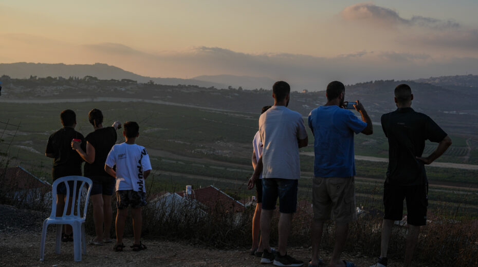 Israelis beobachten, wie nach israelischem Artilleriefeuer auf den Ali-Taher-Kamm im Südlibanon Rauch aufsteigt. 16. August 2026. Foto: Ayal Margolin/FLASH90