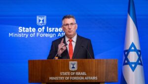 Der israelische Außenminister Gideon Saar hält am 8. September 2026 im Außenministerium in Jerusalem eine Pressekonferenz ab. Foto: Chaim Goldberg/Flash90