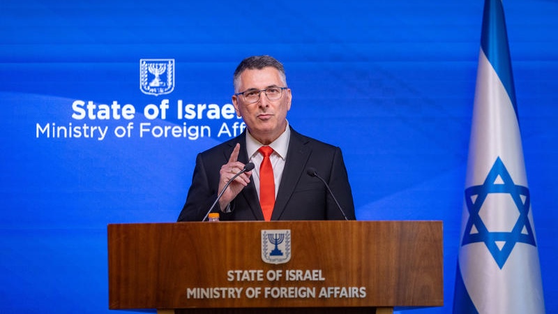 Der israelische Außenminister Gideon Saar hält am 8. September 2026 im Außenministerium in Jerusalem eine Pressekonferenz ab. Foto: Chaim Goldberg/Flash90
