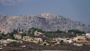 Blick auf die Burg Beaufort und zerstörte Häuser in einem Dorf im Südlibanon, aufgenommen von der israelischen Seite der Grenze aus am 10. September 2026. Foto: Ayal Margolin/Flash90