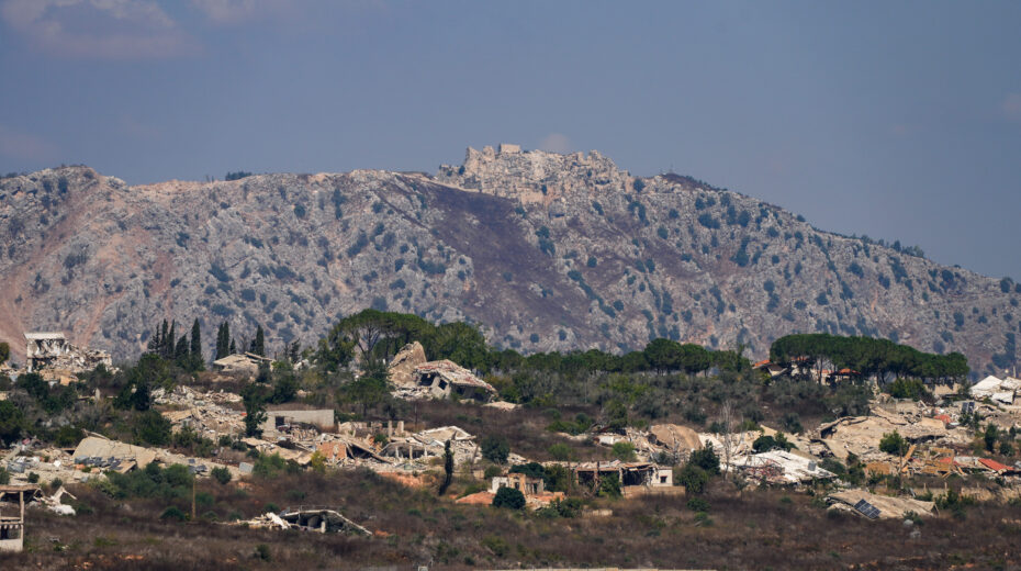 Blick auf die Burg Beaufort und zerstörte Häuser in einem Dorf im Südlibanon, aufgenommen von der israelischen Seite der Grenze aus am 10. September 2026. Foto: Ayal Margolin/Flash90