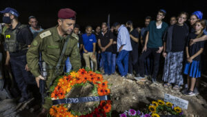Der Chef des Zentralkommandos der israelischen Streitkräfte, Generalmajor Avi Bluth, nimmt am 22. September 2026 auf dem Friedhof seiner Gemeinde Alei Zahav an der Beerdigung von Netanel Shakron teil, der bei einem Schussangriff an der Ein-Raya-Quelle in der Nähe von Neve Tzuf im Westjordanland ermordet wurde. Foto: Hilel Ben Or/Flash90