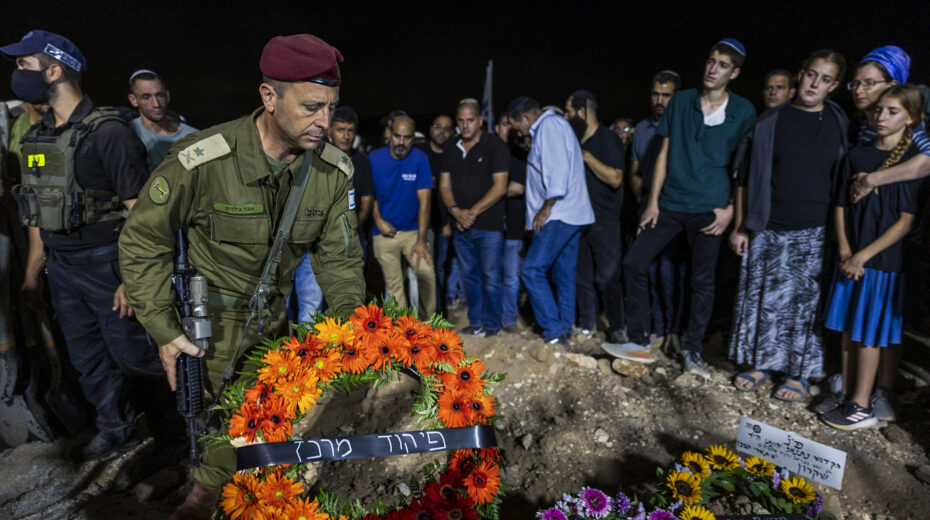 Der Chef des Zentralkommandos der israelischen Streitkräfte, Generalmajor Avi Bluth, nimmt am 22. September 2026 auf dem Friedhof seiner Gemeinde Alei Zahav an der Beerdigung von Netanel Shakron teil, der bei einem Schussangriff an der Ein-Raya-Quelle in der Nähe von Neve Tzuf im Westjordanland ermordet wurde. Foto: Hilel Ben Or/Flash90