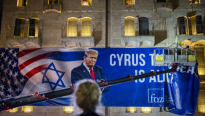 Arbeiter hängen am 12. Oktober 2025 in Jerusalem ein großes Transparent mit einem Bild des US-Präsidenten Donald Trump auf. Foto: Yonatan Sindel/Flash90