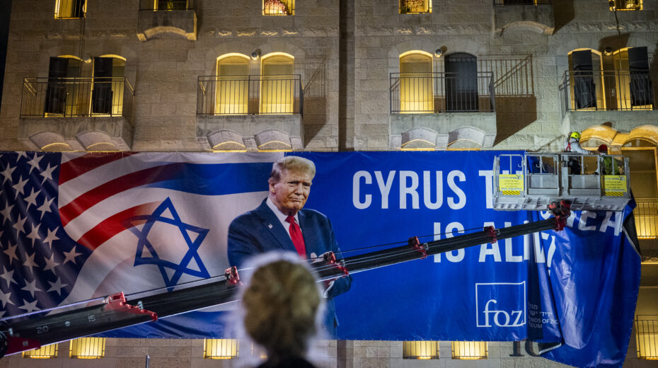Arbeiter hängen am 12. Oktober 2025 in Jerusalem ein großes Transparent mit einem Bild des US-Präsidenten Donald Trump auf. Foto: Yonatan Sindel/Flash90