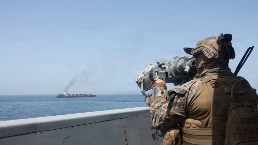 US-Streitkräfte patrouillieren im Arabischen Meer in der Nähe der M/V „Touska“, nachdem das unter iranischer Flagge fahrende Schiff am 20. April 2026 versucht hatte, die US-Seeblockade zu durchbrechen. Bildnachweis: US Navy.