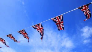 Britische Flaggen hingen an einer Leine. Bildquelle: PublicDomainPictures/Pixabay.