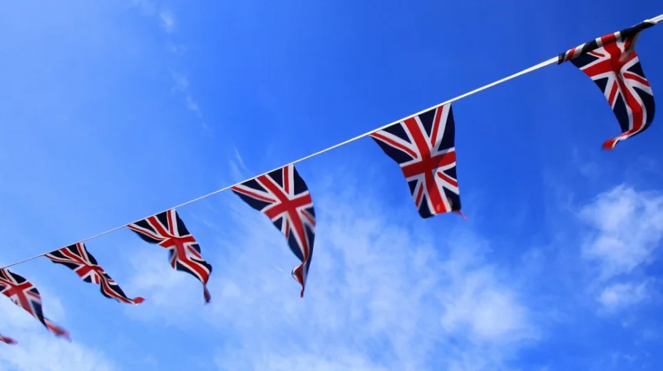 Britische Flaggen hingen an einer Leine. Bildquelle: PublicDomainPictures/Pixabay.