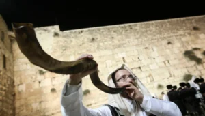 Am Ende des Jom Kippur wird an der Klagemauer in der Altstadt von Jerusalem in ein Schofar geblasen. Foto: Flash90.