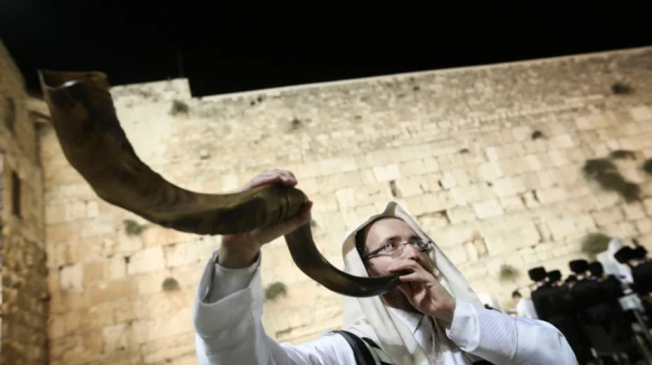 Am Ende des Jom Kippur wird an der Klagemauer in der Altstadt von Jerusalem in ein Schofar geblasen. Foto: Flash90.