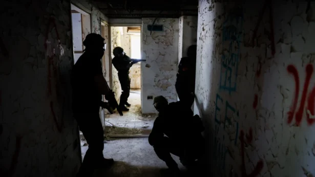Mitglieder einer israelischen Rettungseinheit nehmen am 7. Juni 2024 an einer Militärübung in einem verlassenen Hotel in Safed im Norden Israels teil. Foto: David Cohen/Flash90.