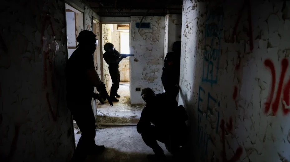 Mitglieder einer israelischen Rettungseinheit nehmen am 7. Juni 2024 an einer Militärübung in einem verlassenen Hotel in Safed im Norden Israels teil. Foto: David Cohen/Flash90.