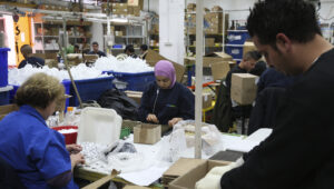 In vielen Unternehmen in Judäa und Samaria arbeiten Juden und Araber nebeneinander. Foto: Nati Shohat/Flash90