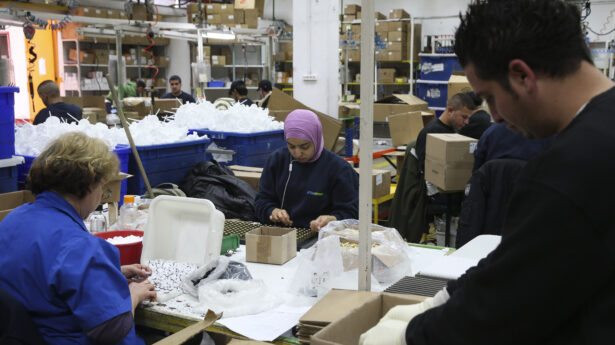 In vielen Unternehmen in Judäa und Samaria arbeiten Juden und Araber nebeneinander. Foto: Nati Shohat/Flash90