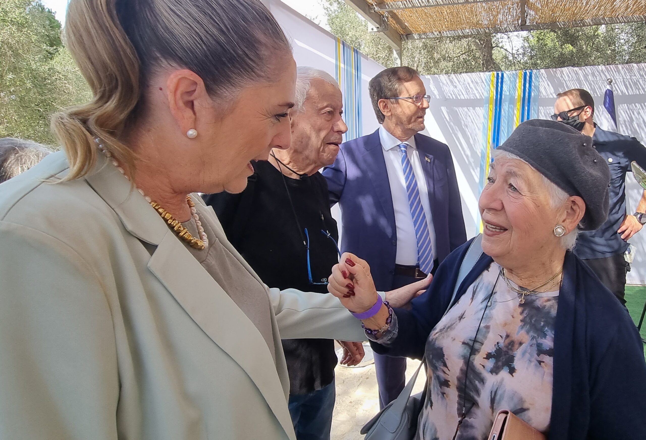 Grace Miller unterhält sich mit Michal Herzog, der Ehefrau des israelischen Präsidenten Isaac Herzog, während der jährlichen „Open Sukkah“-Veranstaltung in der Präsidentenresidenz in Jerusalem am 29. September 2026. Foto: Sharon Altshul.