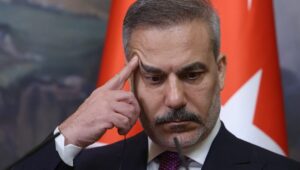 Der türkische Außenminister Hakan Fidan bei einer gemeinsamen Pressekonferenz mit seinem russischen Amtskollegen am 16. Juni 2026 in Moskau. Nach Einschätzung Jerusalems verschärfen seine jüngsten Äußerungen zu Israel die Spannungen zwischen den beiden Ländern. Foto: EPA/SERGEI ILNITSKY.