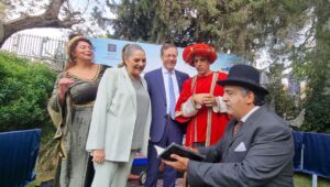 Der israelische Präsident Isaac Herzog und seine Frau Michal treffen sich am 29. September 2026 im Vorfeld der jährlichen „Open Sukkah“-Veranstaltung in der Präsidentenresidenz in Jerusalem mit Schauspielern an einer Vorlesestation. Foto: Sharon Altshul.