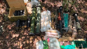Waffen der Hisbollah, darunter Panzerabwehrwerfer, Mörsergranaten, Sprengstoff und Munition, die von Soldaten der israelischen Streitkräfte im Juli 2026 bei einem Einsatz im Dorf Majdal Zoun im Südlibanon sichergestellt wurden. Bildnachweis: Pressestelle der israelischen Streitkräfte.