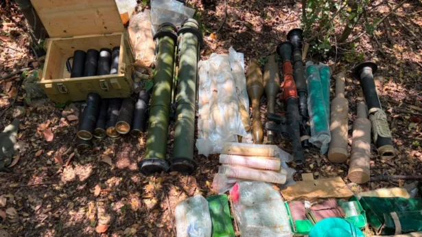 Waffen der Hisbollah, darunter Panzerabwehrwerfer, Mörsergranaten, Sprengstoff und Munition, die von Soldaten der israelischen Streitkräfte im Juli 2026 bei einem Einsatz im Dorf Majdal Zoun im Südlibanon sichergestellt wurden. Bildnachweis: Pressestelle der israelischen Streitkräfte.