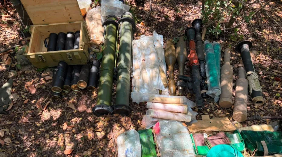 Waffen der Hisbollah, darunter Panzerabwehrwerfer, Mörsergranaten, Sprengstoff und Munition, die von Soldaten der israelischen Streitkräfte im Juli 2026 bei einem Einsatz im Dorf Majdal Zoun im Südlibanon sichergestellt wurden. Bildnachweis: Pressestelle der israelischen Streitkräfte.