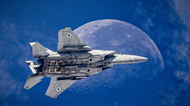 Ein israelischer Kampfjet ist am 3. September 2026 am Himmel über Zentralisrael zu sehen. Bildnachweis: Nati Shohat/Flash90.
