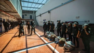 Mitglieder der Keter-Einheit – der Erstreaktionstruppe des israelischen Strafvollzugsdienstes – sind während eines Einsatzes zu sehen, bei dem Nukhba-Terroristen im Ofer-Gefängnis nördlich von Jerusalem festgehalten werden, 28. August 2024. Foto: Chaim Goldberg/Flash90.