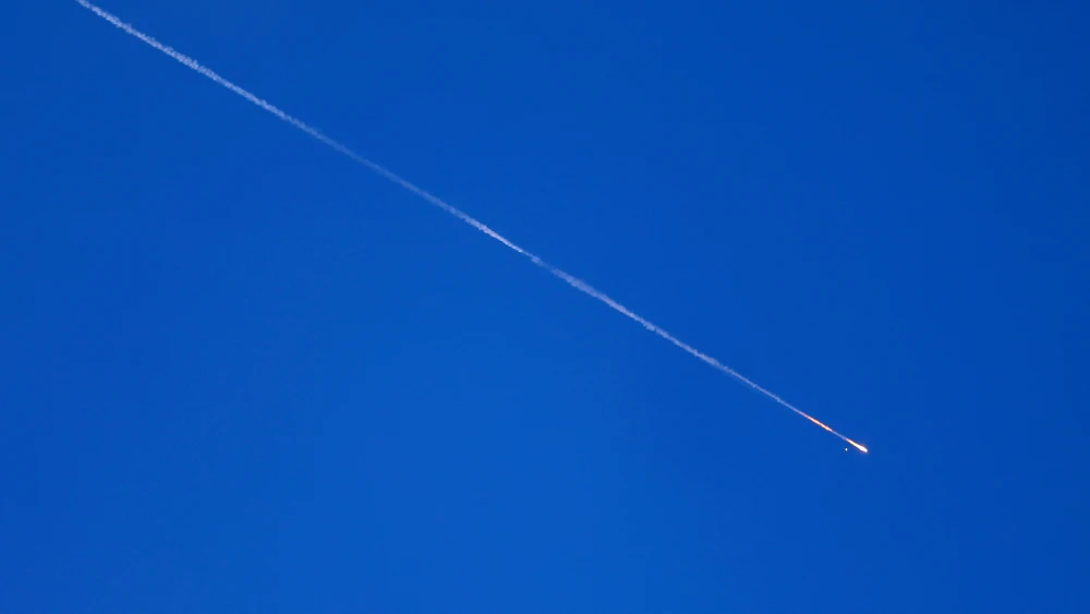 Eine vom Iran abgefeuerte ballistische Rakete, aufgenommen über Hebron in Judäa am 8. Juni 2026. Foto: Wisam Hashlamoun/Flash90.