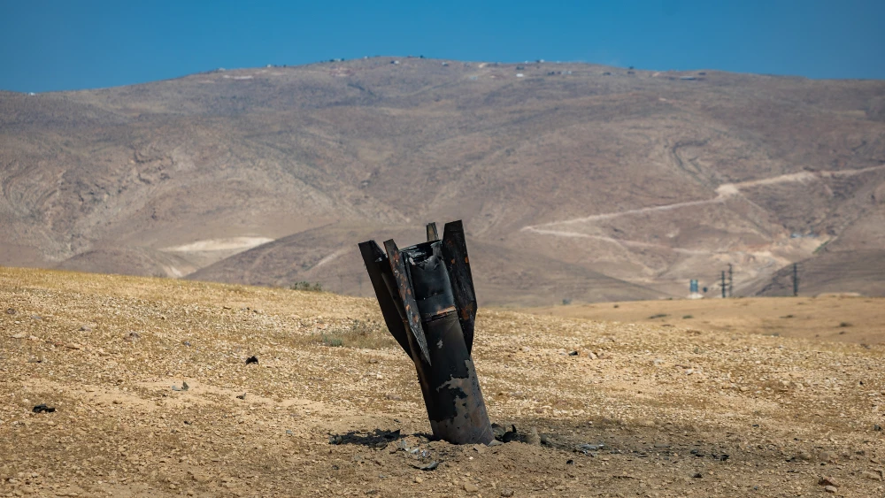 Ein Teil einer iranischen ballistischen Rakete ist am 8. Juni 2026 in der Wüste nahe dem Moschaw Vered Yeriho in Judäa zu sehen. Foto: Chaim Goldberg/Flash90.