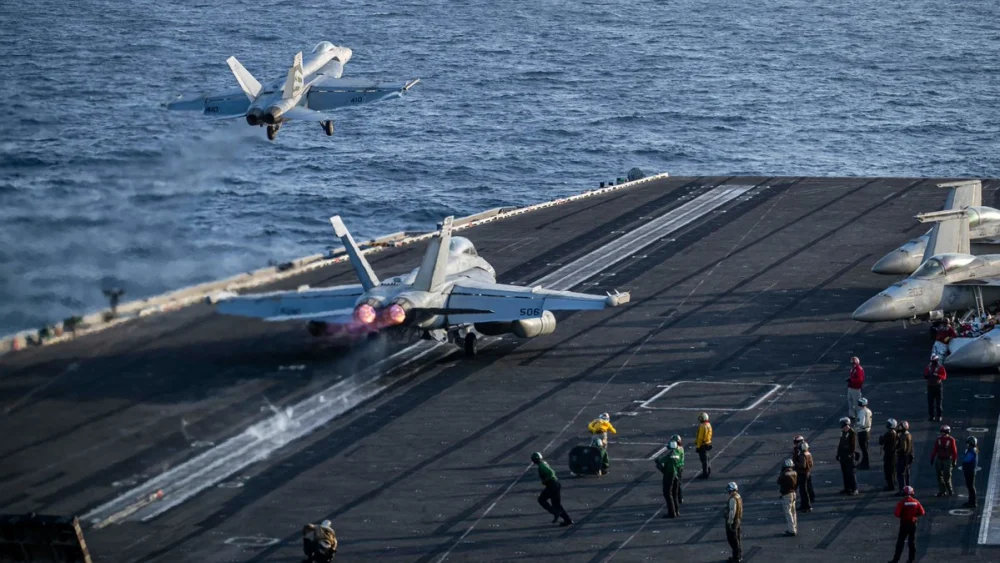 F/A-18 Super Hornets und EA-18G Growlers der US-Marine starten am 9. Mai 2026 vom Flugzeugträger USS Abraham Lincoln im Arabischen Meer. Quelle: @CENTCOM/X.