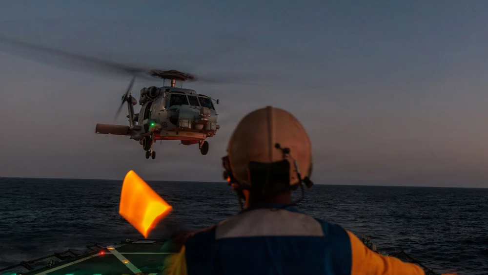 Ein US-Seemann, der dem Lenkwaffenzerstörer der Arleigh-Burke-Klasse „USS Gonzalez“ zugeteilt ist, fungiert im Rahmen der „Operation Epic Fury“ am 30. Mai 2026 während der Flugwache als Landungssignalmann. Bildnachweis: US-Marine.