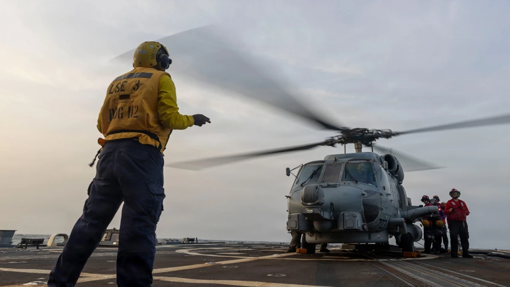 Ein MH-60R Sea Hawk-Hubschrauber der US-Marine wird an Bord des Lenkwaffenzerstörers USS Michael Murphy startbereit gemacht, während das Kriegsschiff die US-Blockade gegen den Iran in den regionalen Gewässern unterstützt. Bildnachweis: United States Central Command.