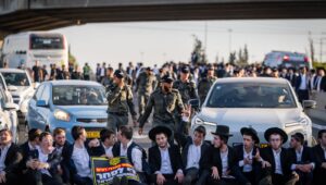 Nicht selten kommt der Straßenverkehr aufgrund der Proteste zum Erliegen - sehr zum Ärger der berufstätigen Bevölkerung. | Foto: Chaim Goldberg/Flash90