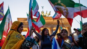 Kundgebung iranischer Staatsflüchtlinge vor dem Brandenburger Tor unter dem Motto „Freiheit für den Iran. Protest gegen Falschinformationen von ARD und ZDF“, 28. Februar 2026. CREDIT: EPA/CLEMENS BILAN