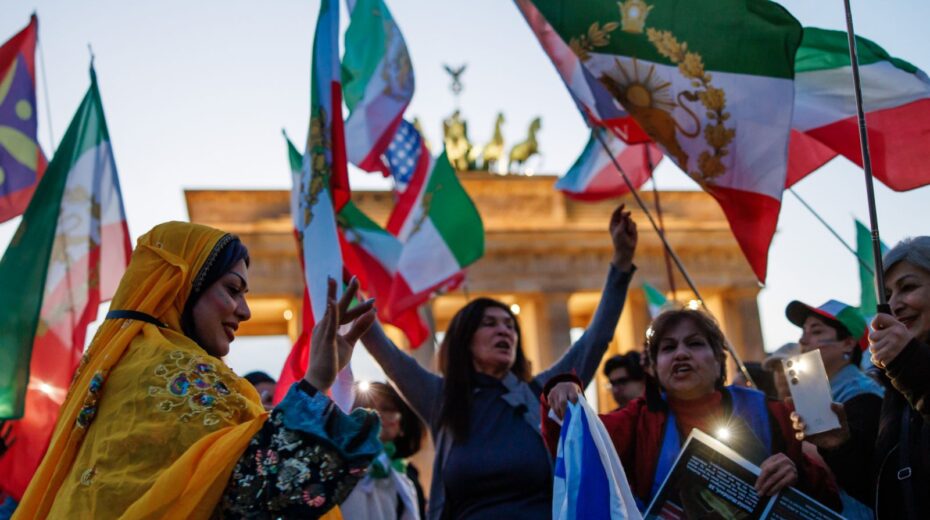 Kundgebung iranischer Staatsflüchtlinge vor dem Brandenburger Tor unter dem Motto „Freiheit für den Iran. Protest gegen Falschinformationen von ARD und ZDF“, 28. Februar 2026. CREDIT: EPA/CLEMENS BILAN