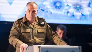Der Generalstabschef der israelischen Streitkräfte (IDF), Generalleutnant Eyal Zamir, hielt am 3. September 2026 bei einer Ehrungsveranstaltung für Soldaten und Angehörige der Sicherheitskräfte eine Rede. Bildnachweis: IDF.